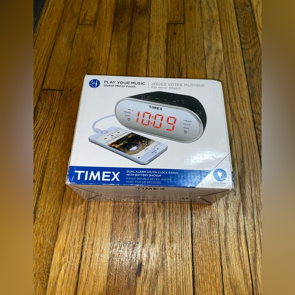 Timed dual alarm AM / FM clock clock radio with battery backup - Picture 2 of 6